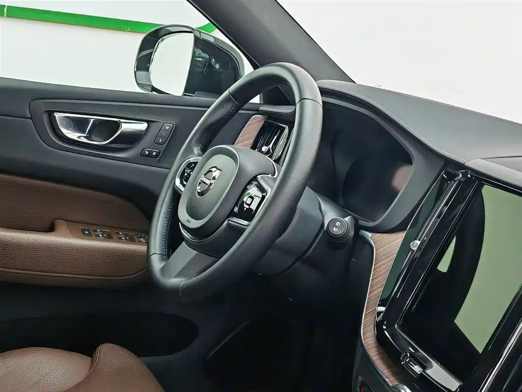 Volvo XC60 2021 — фото 22