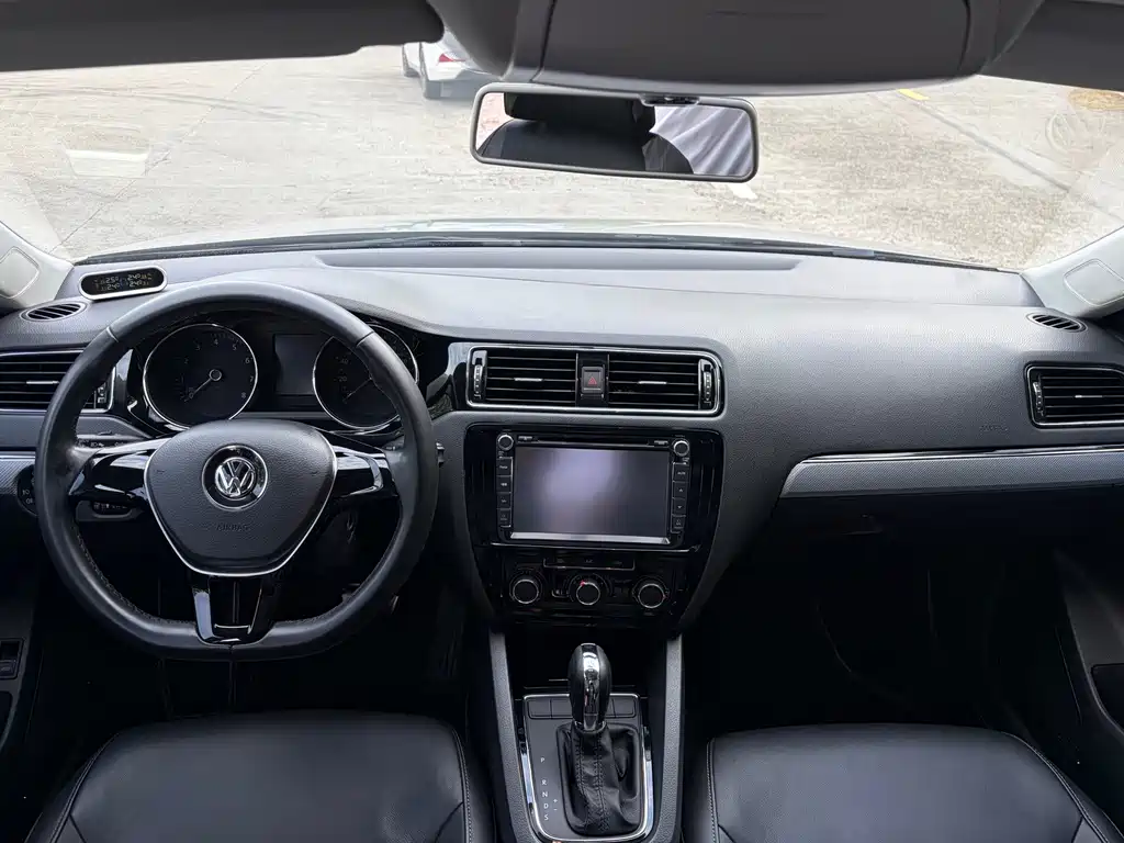 Volkswagen Sagitar 2015