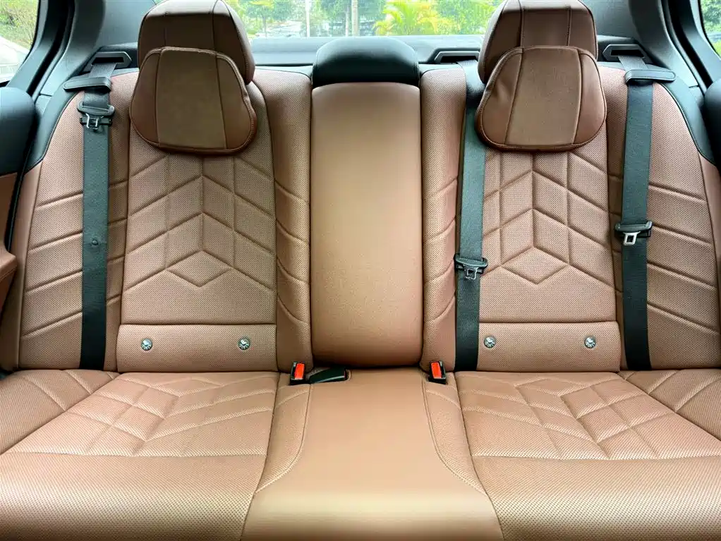 BMW 5 Series 2025 — фото 16