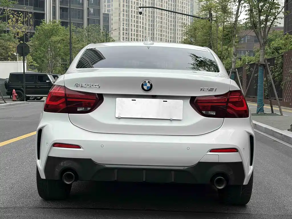 BMW 1 Series 2023 — фото 12