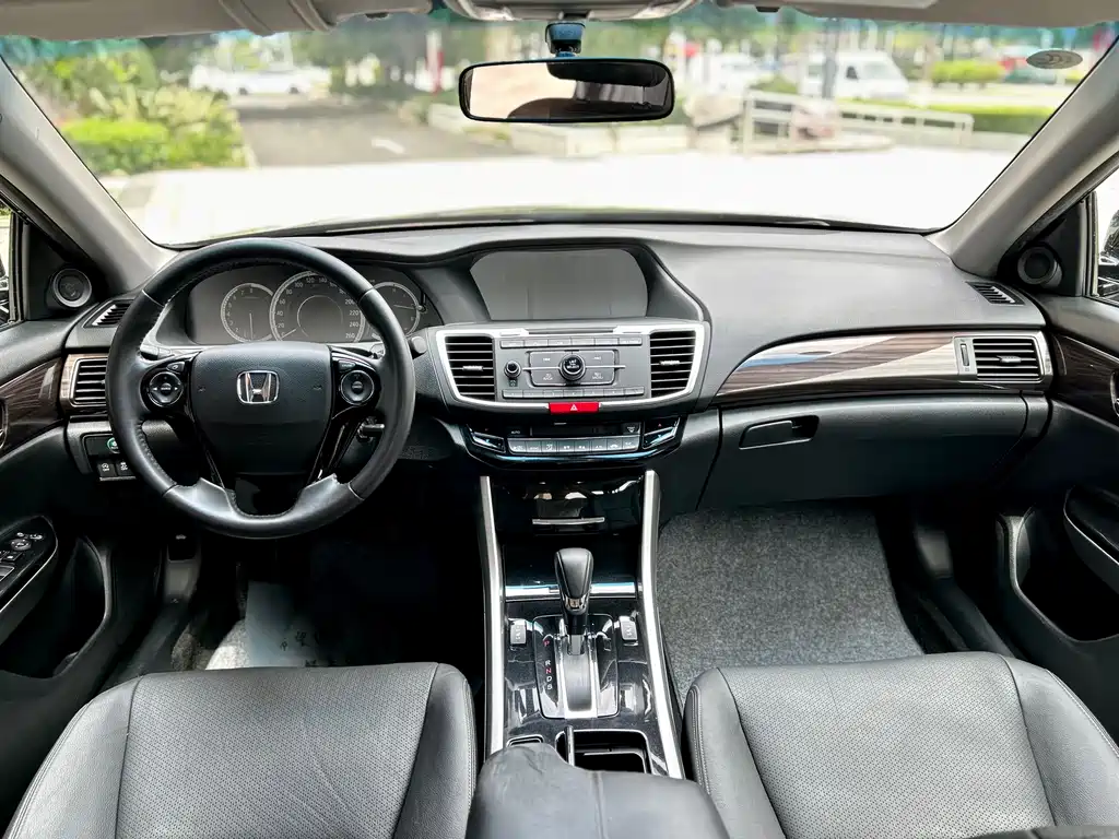 Honda Accord 2017 — фото 10