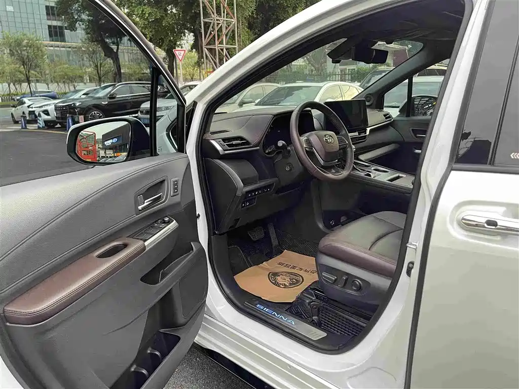 Toyota Sienna 2023 — фото 10