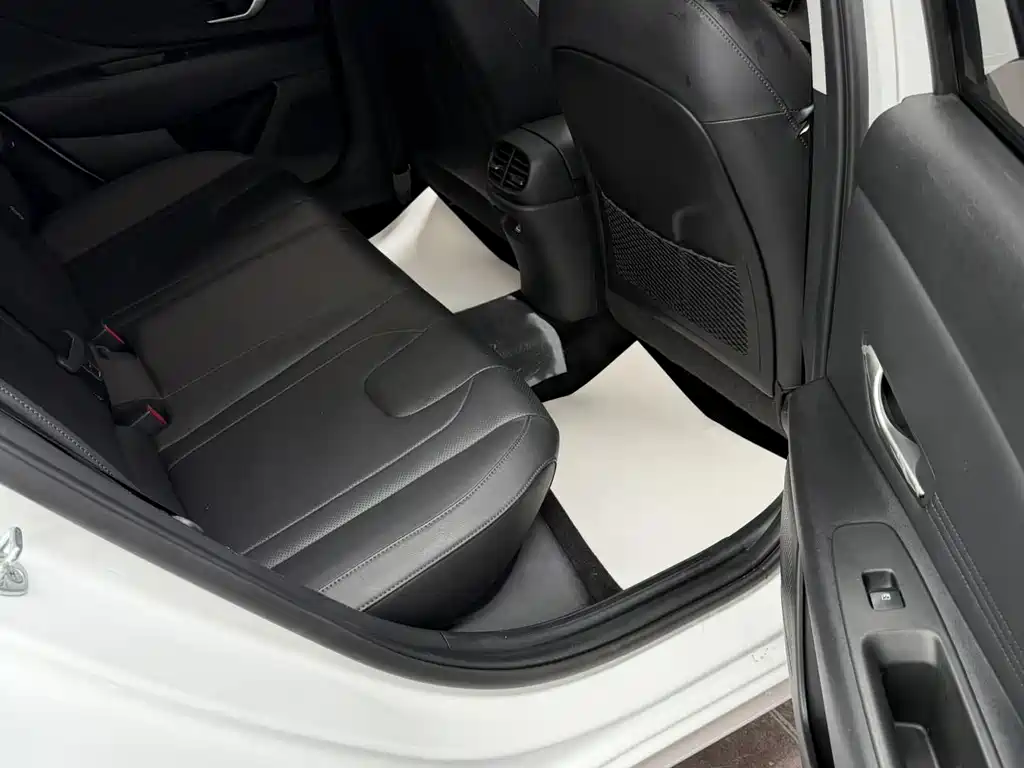 Hyundai Elantra 2023 — фото 16