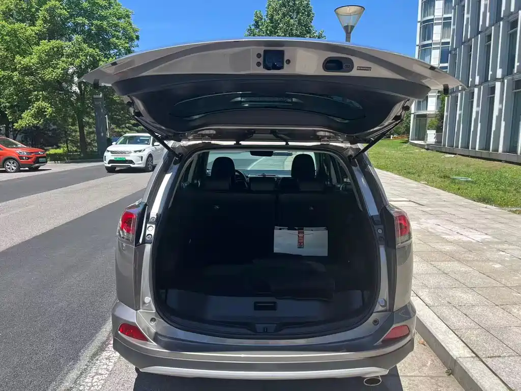 Toyota RAV4 2019 — фото 10
