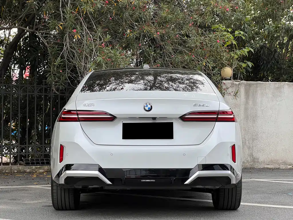 BMW 5 Series 2025 — фото 17