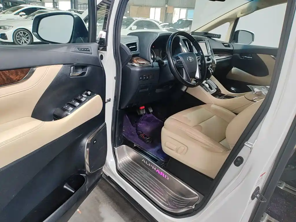 Toyota Alphard 2018 — фото 16