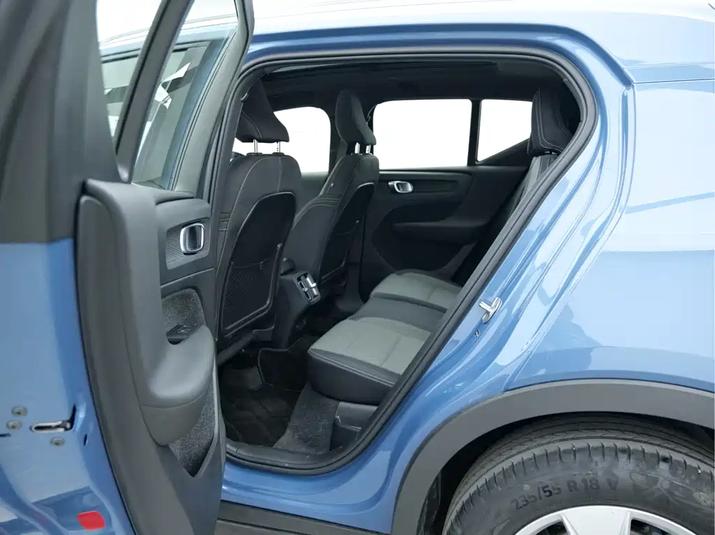 Volvo XC40 2023 — фото 16
