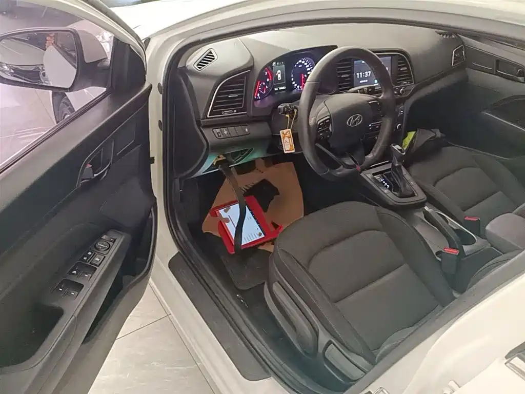 Hyundai Elantra 2018 — фото 16