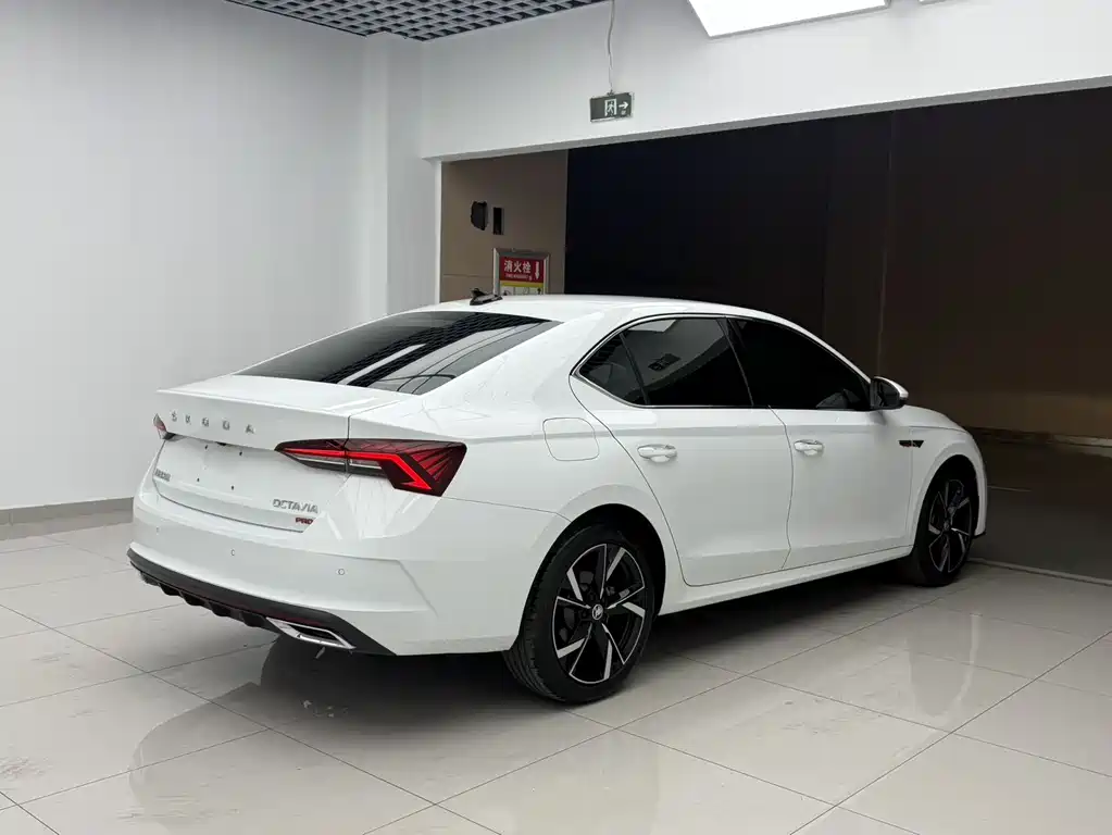 Skoda Octavia 2023 — фото 6