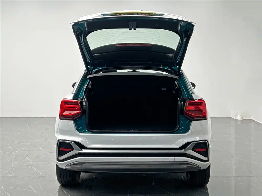 Audi Q2L e-tron 2022 — фото 11