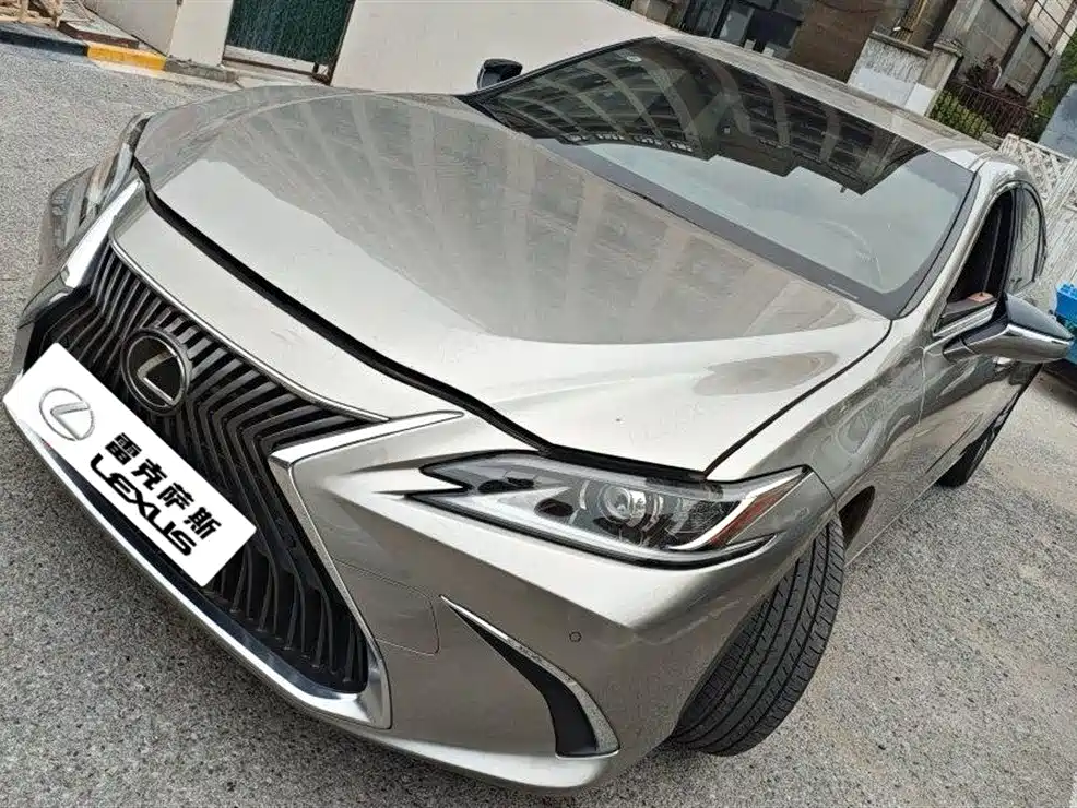 Lexus ES 2021