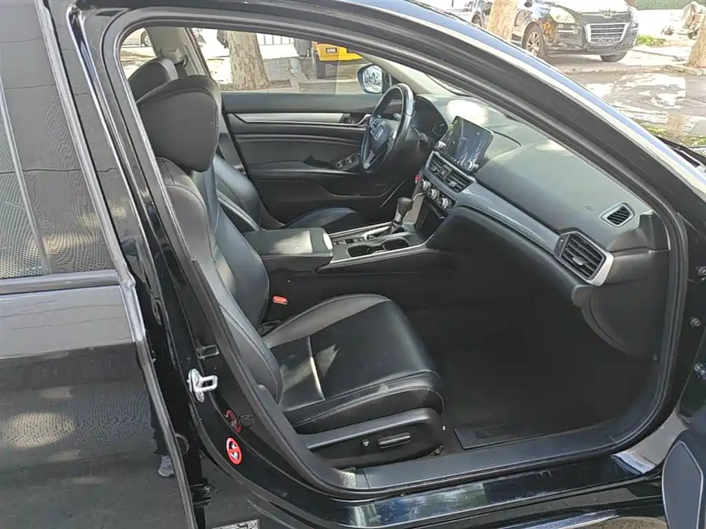 Honda Accord 2018 — фото 25
