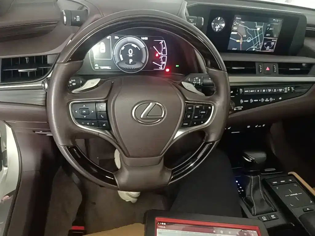 Lexus ES 2018 — фото 11