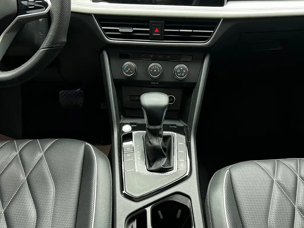 Volkswagen Tiguan L 2023 — фото 11