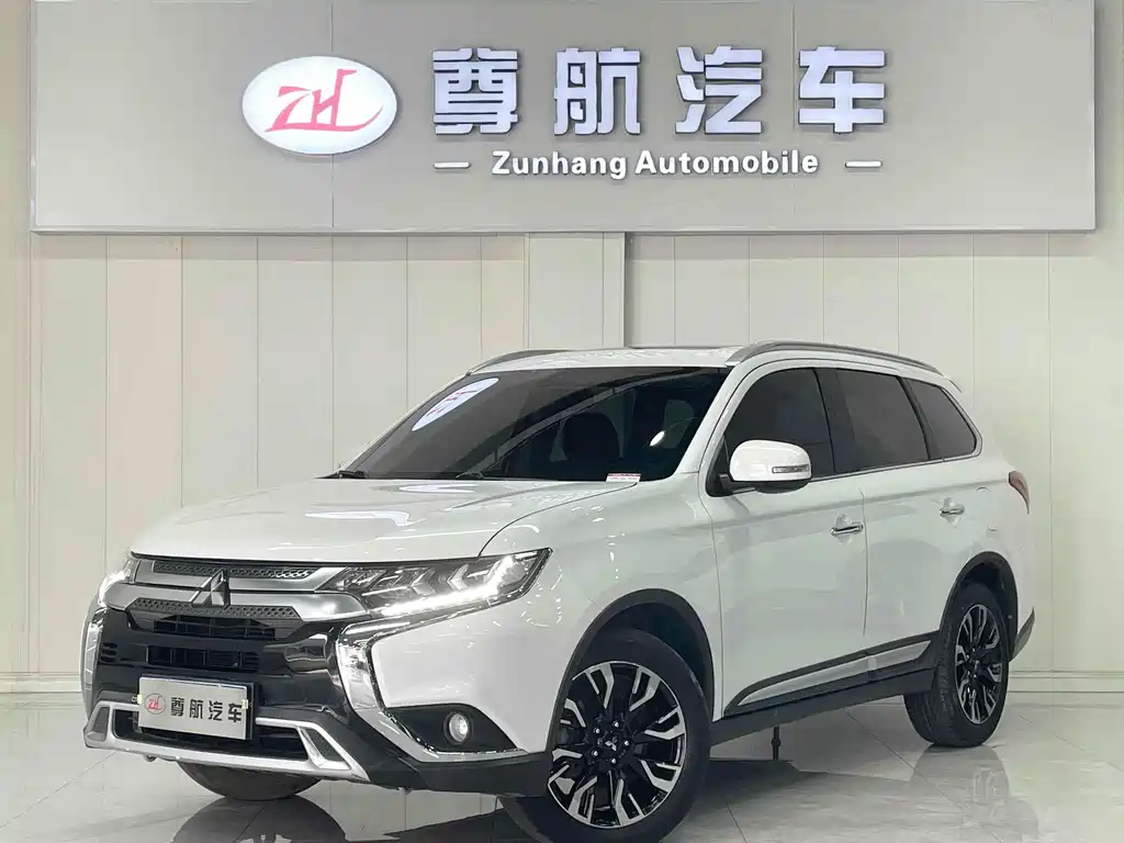 Mitsubishi Outlander 2021 — фото 1