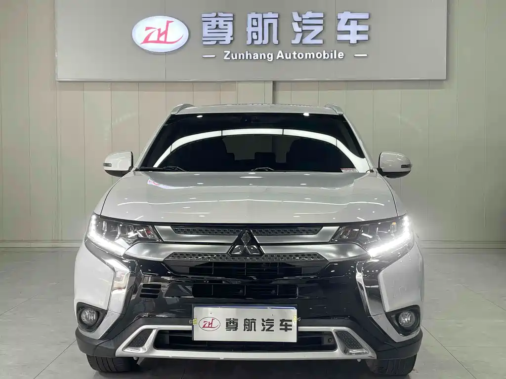 Mitsubishi Outlander 2021 — фото 3