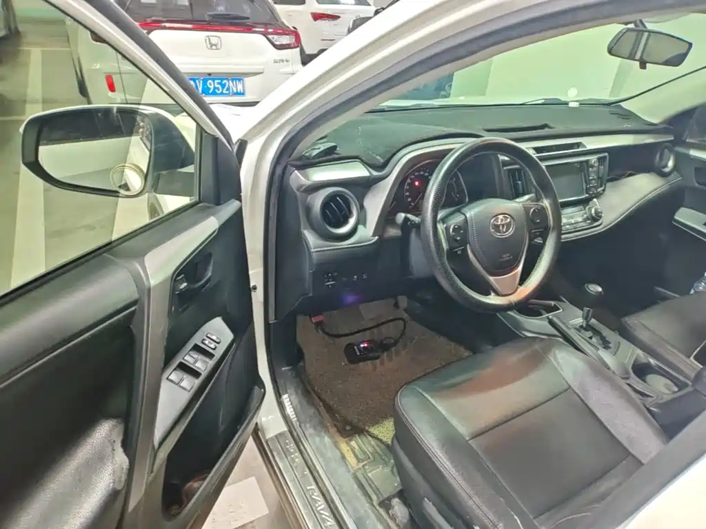 Toyota RAV4 2018 — фото 16