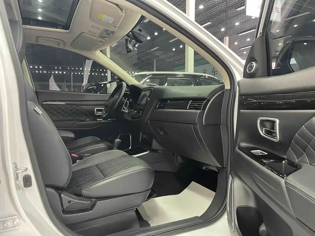 Mitsubishi Outlander 2021 — фото 18