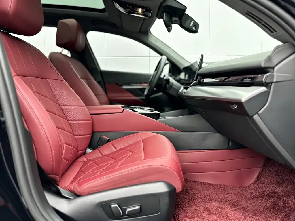 BMW 5 Series 2025 — фото 10