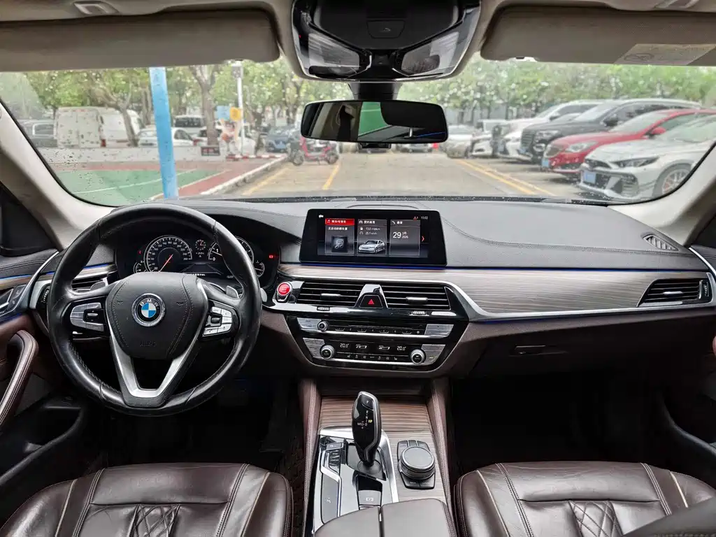 BMW 5 Series 2018 — фото 18
