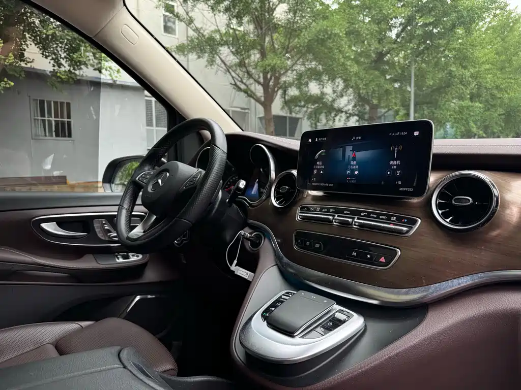 Mercedes-Benz V-Class 2023 — фото 21