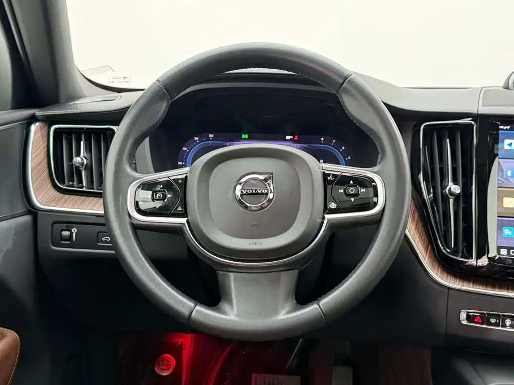 Volvo XC60 2022 — фото 14