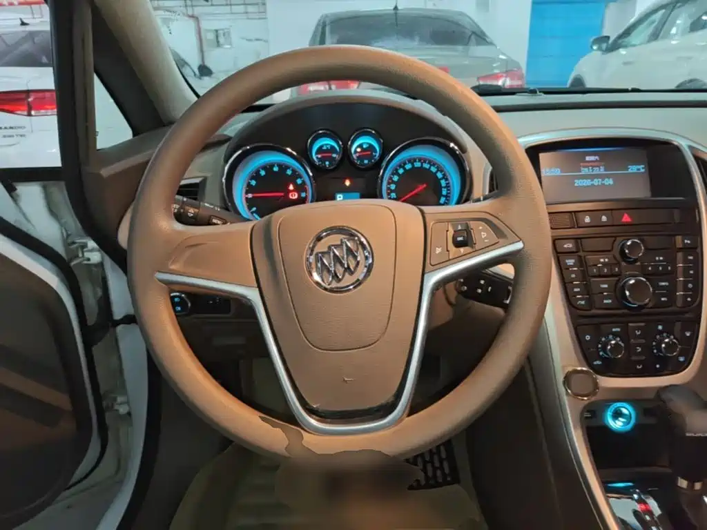 Buick Excelle 2014 — фото 11