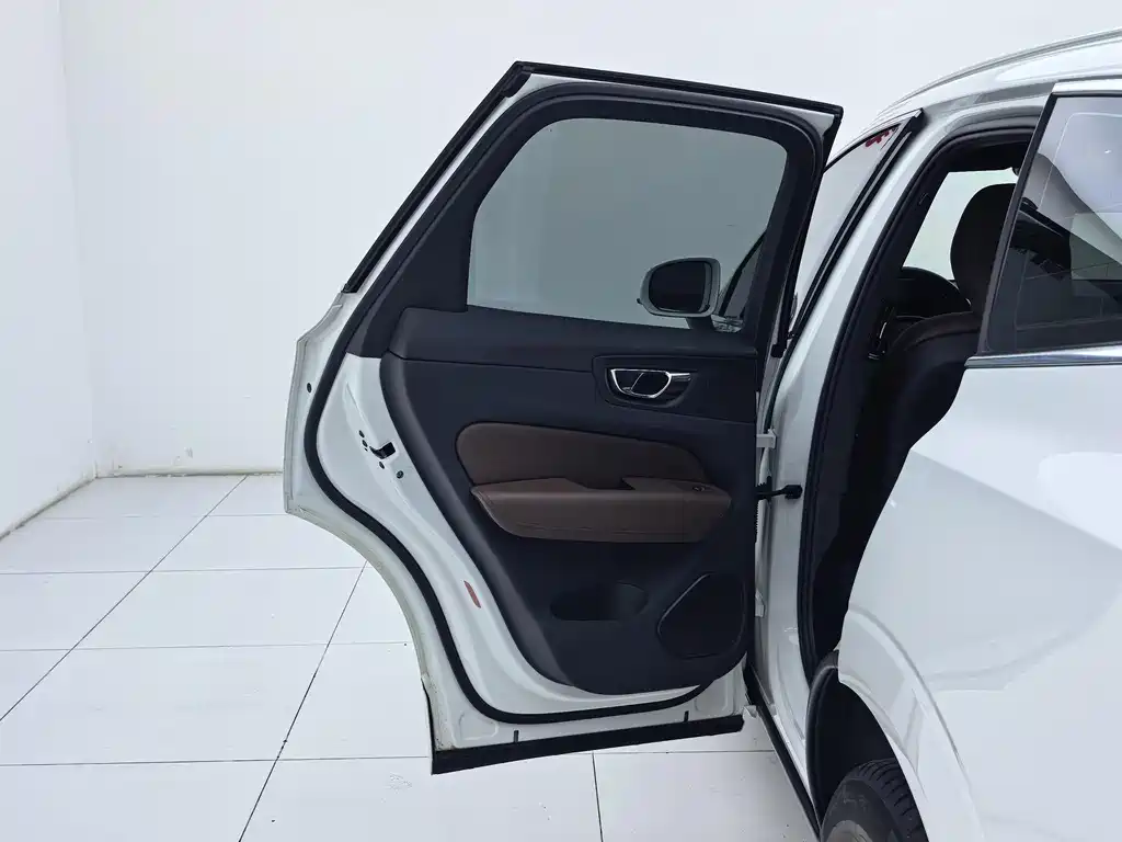 Volvo XC60 2021 — фото 22