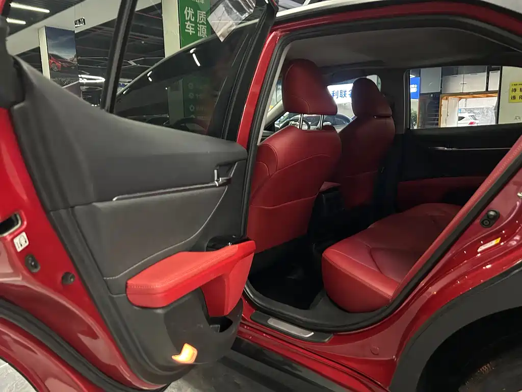 Toyota Camry 2018 — фото 10