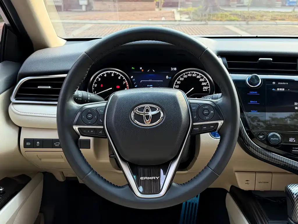 Toyota Camry 2019 — фото 16