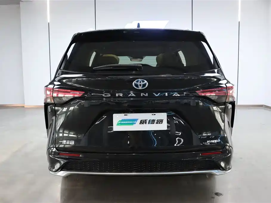 Toyota Granvia 2023