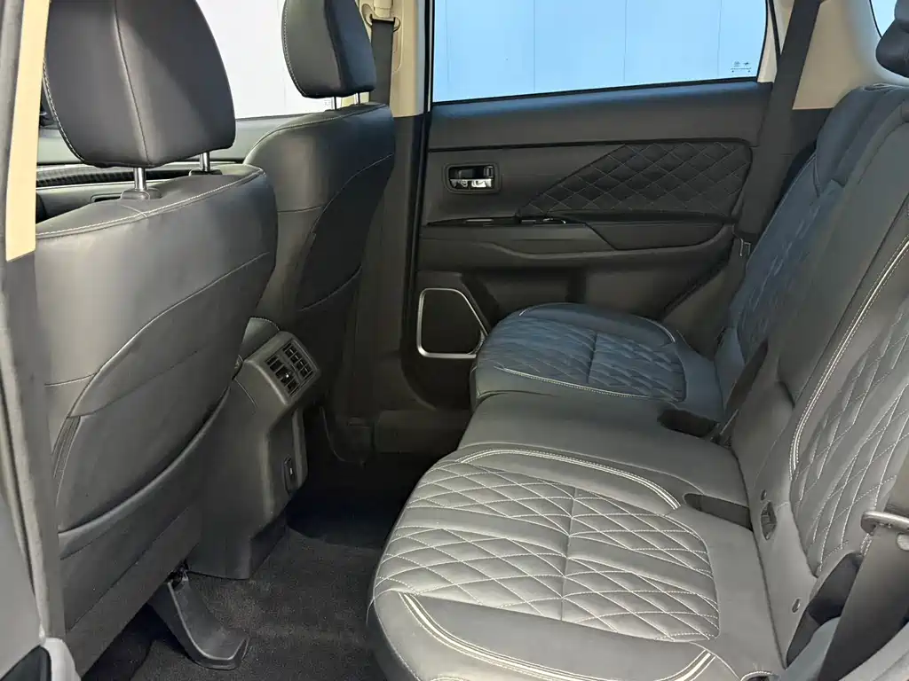 Mitsubishi Outlander 2021 — фото 14