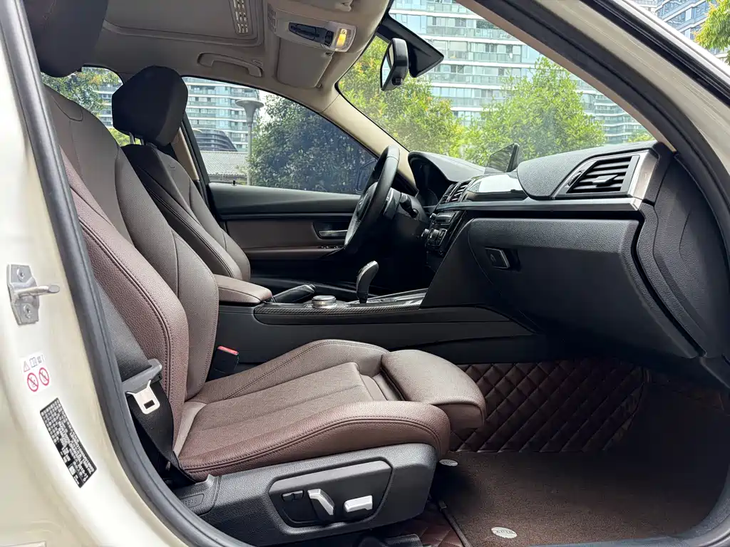 BMW 3 Series 2019 — фото 12