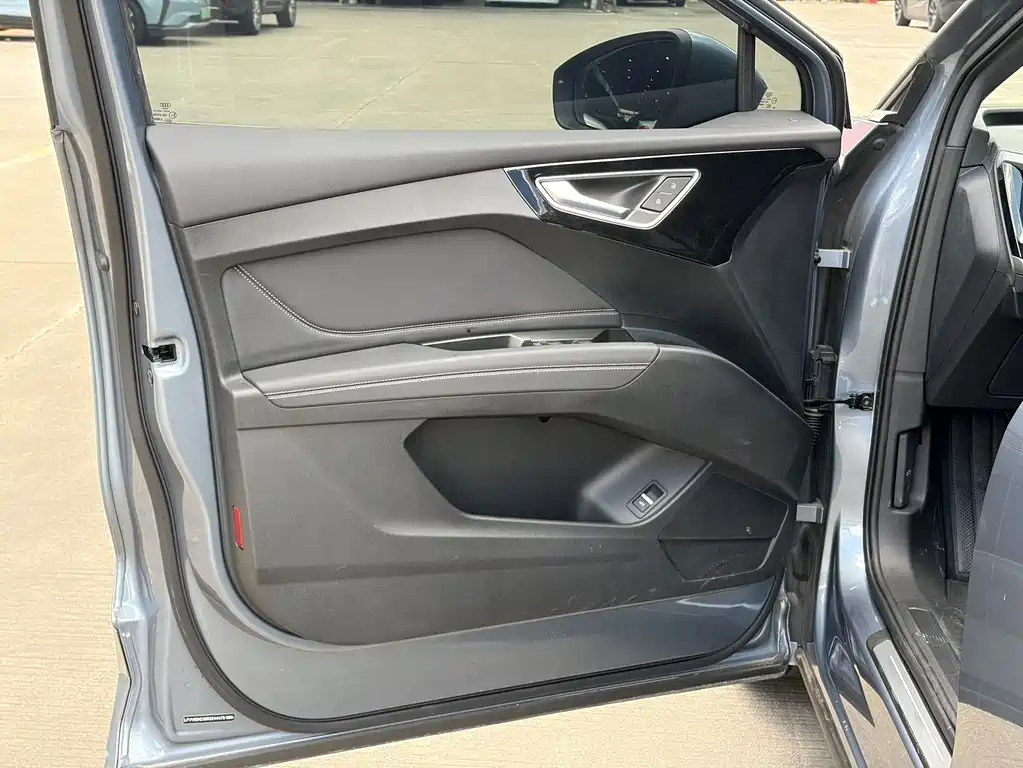 Audi Q4 e-tron 2025 — фото 17
