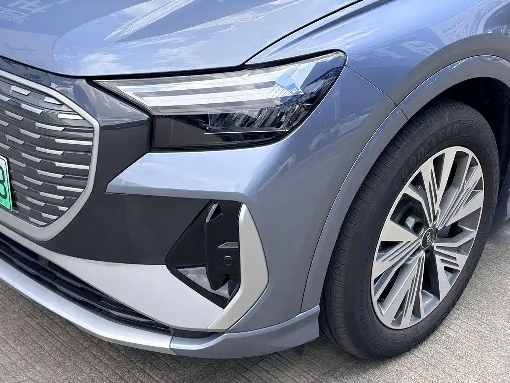 Audi Q4 e-tron 2025 — фото 9