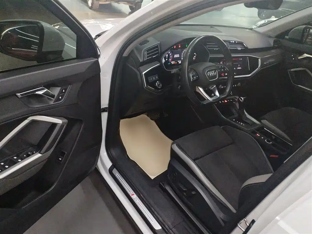 Audi Q3 2021 — фото 12