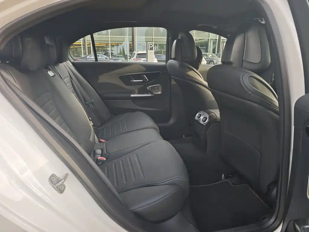 Mercedes-Benz C-Class 2024 — фото 21