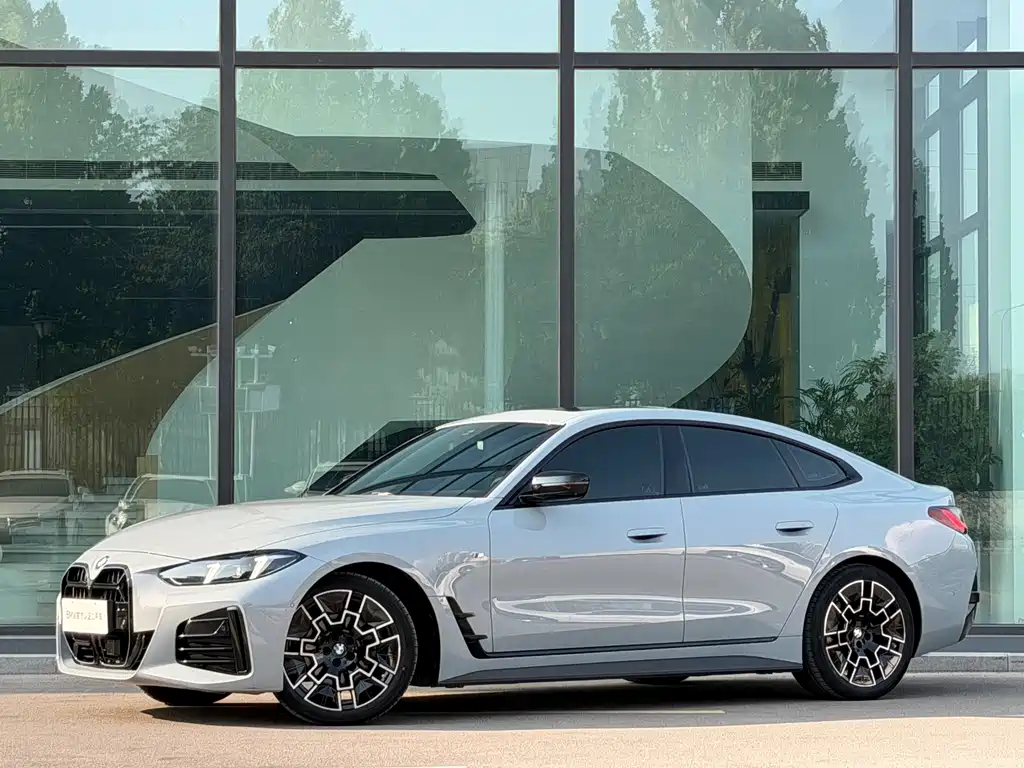 BMW 4 Series 2025 — фото 1