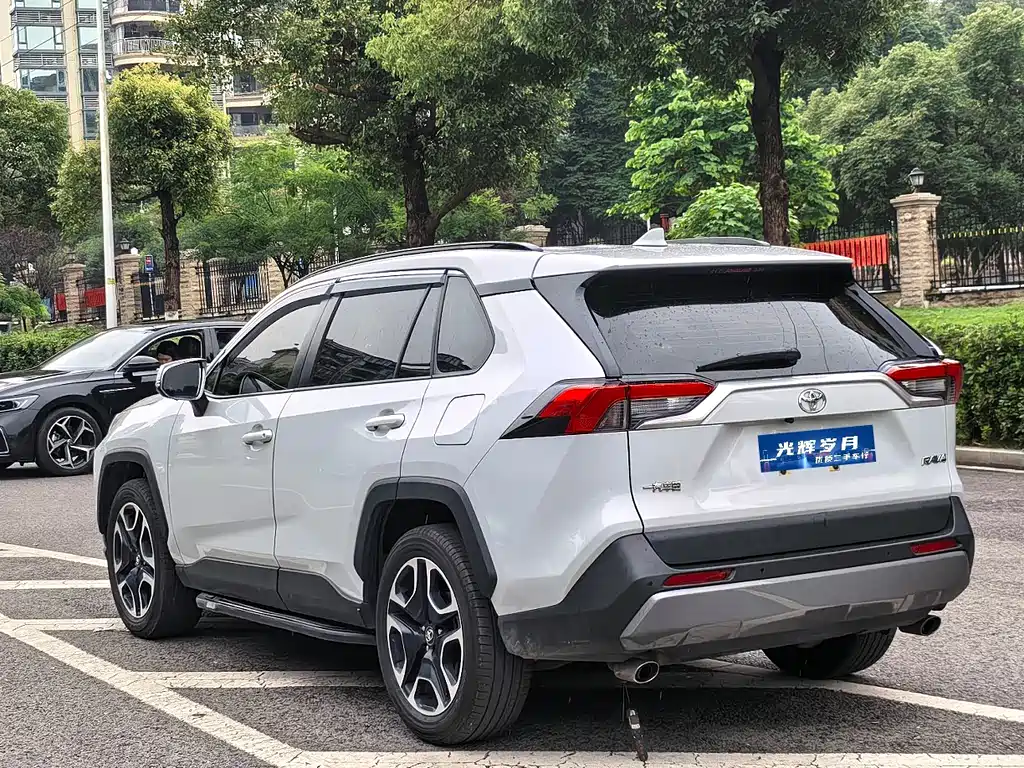 Toyota RAV4 2021 — фото 14