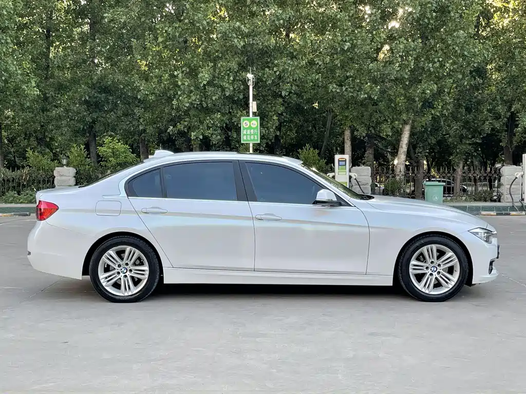BMW 3 Series 2017 — фото 16