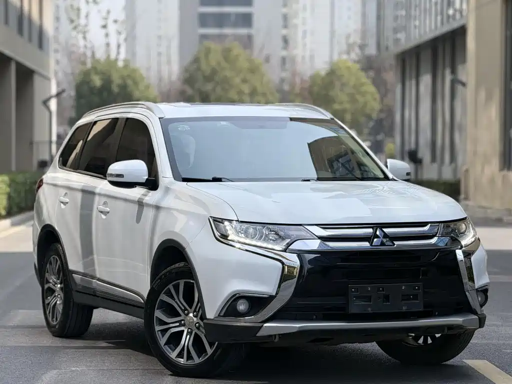 Mitsubishi Outlander 2018 — фото 3