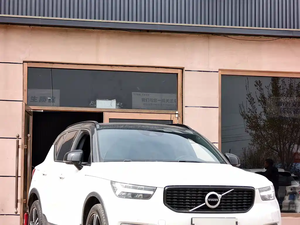 Volvo XC40 2021 — фото 2