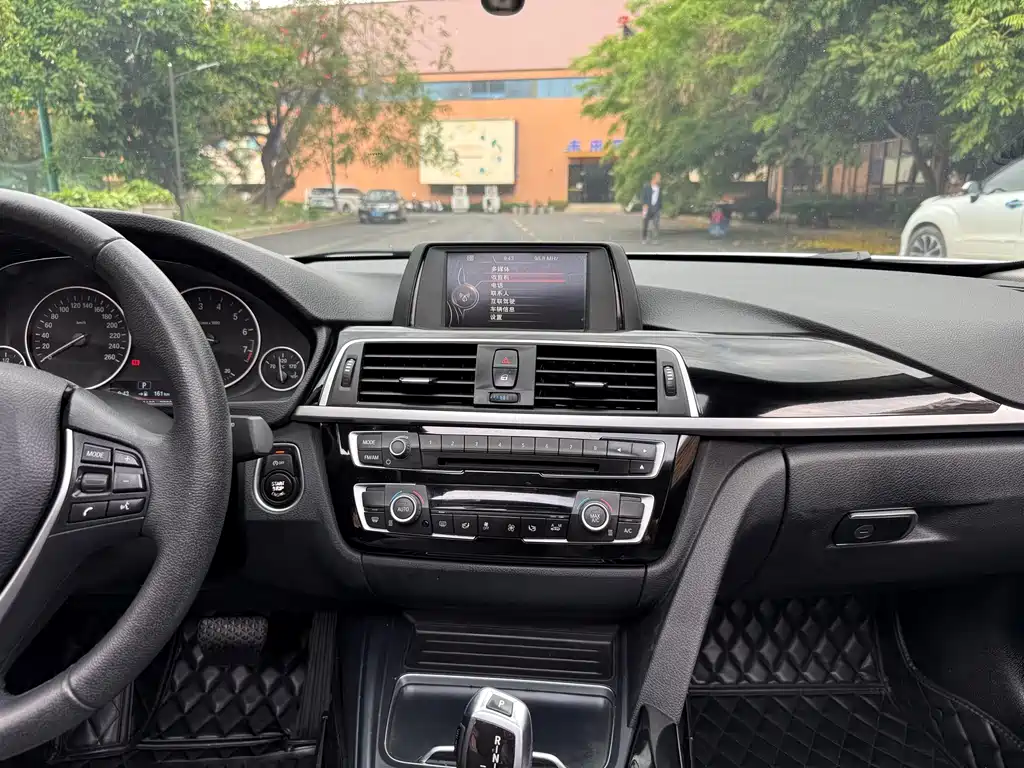 BMW 3 Series 2017 — фото 15