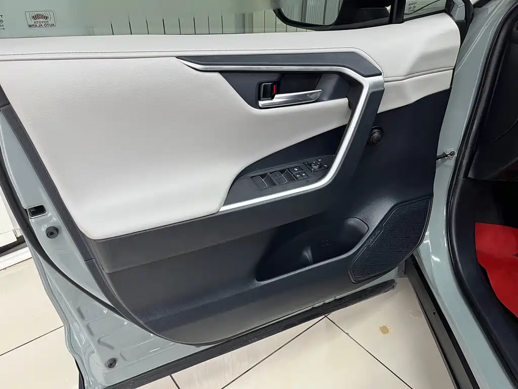 Toyota RAV4 2020 — фото 16