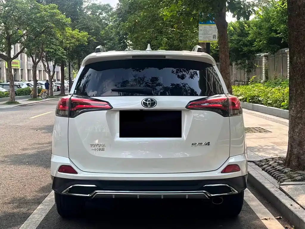 Toyota RAV4 2018 — фото 14