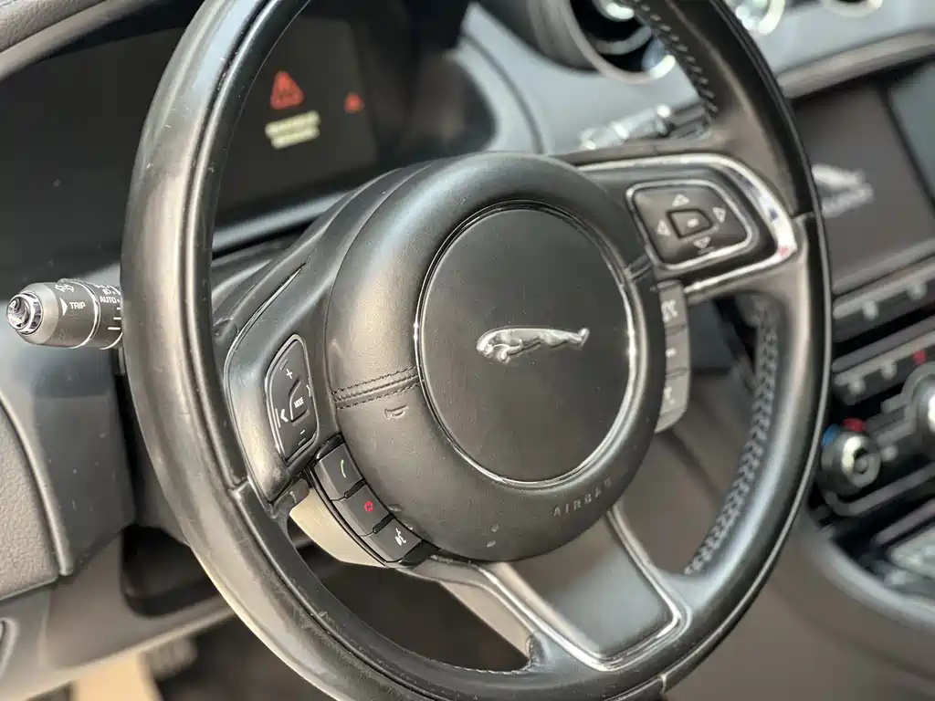 Jaguar XJ 2016 — фото 11