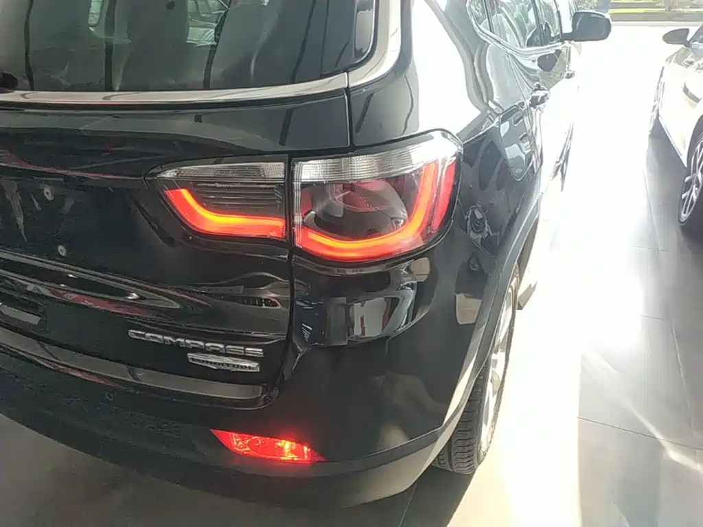 Jeep Compass 2017 — фото 8