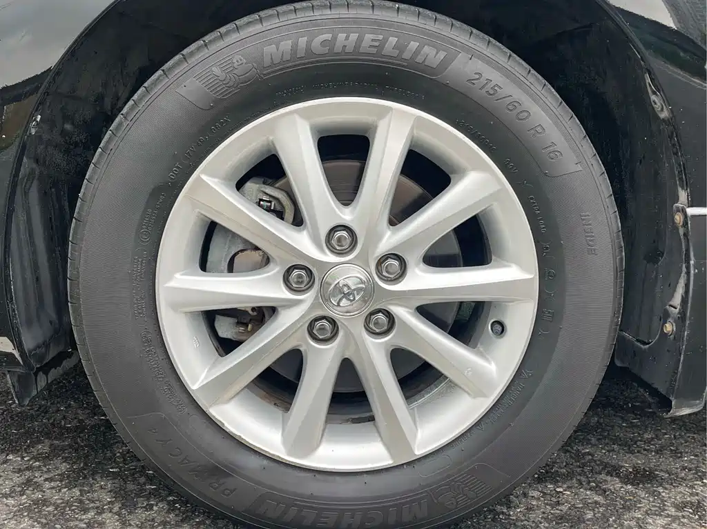 Toyota Camry 2010 — фото 10