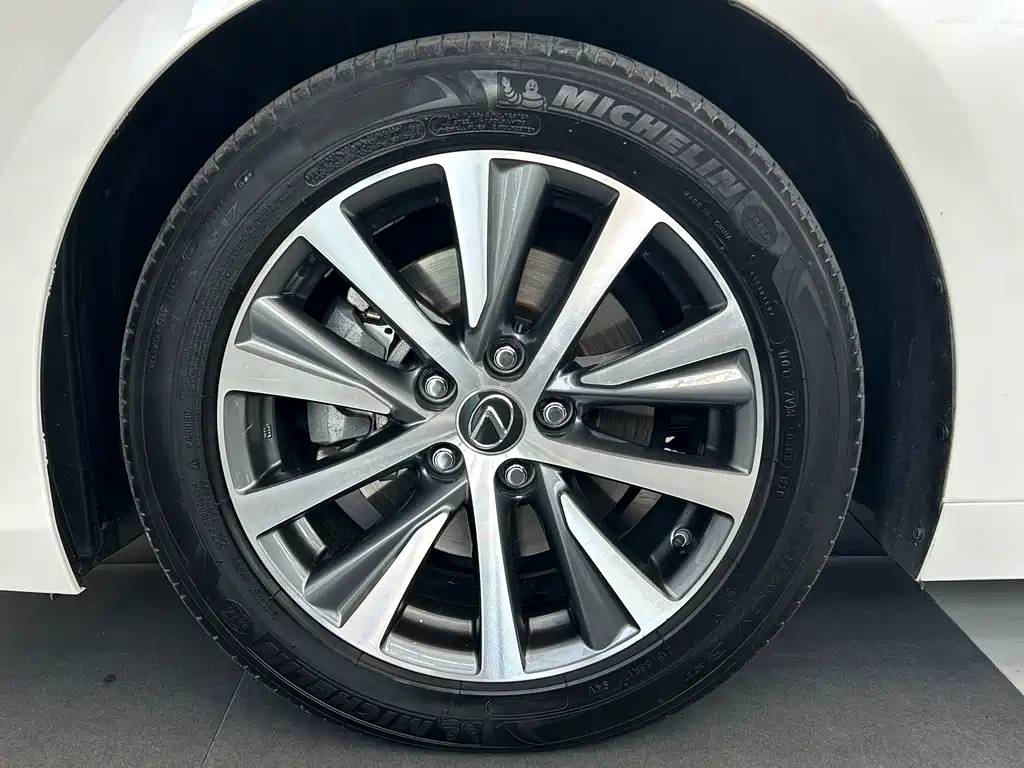 Lexus ES 2020 — фото 16