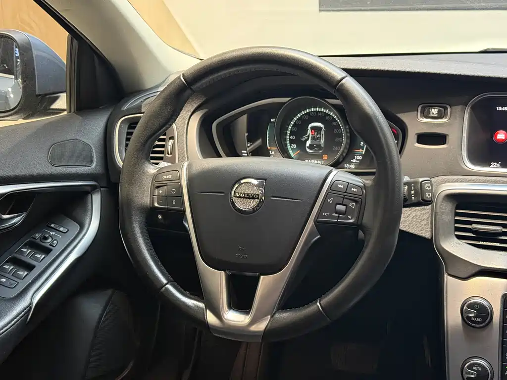 Volvo V40 2017 — фото 11